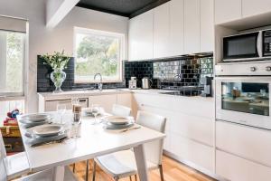 Renovated Retro Apartment Near Harbour Front Walks
