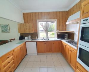 Holiday House in Sunbury Centre