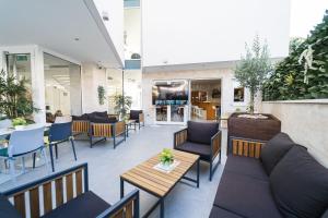 Avis Hotel
