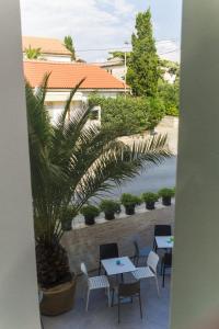 Avis Hotel