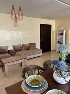 Apartment with pool view, 1 min to beach, private parking