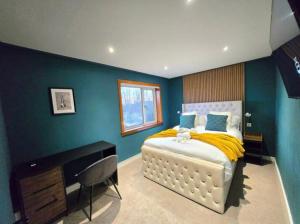 Super luxury 2 bedroom, full house sleep 5 with garden & parking close to airport