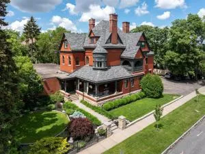 The New Victorian Mansion Bed & Breakfast - River Falls