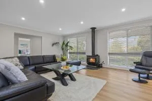 LUXURY PET-FRIENDLY's BENDIGO ACCOMMODATION 4 BEDROOM 2 BATHROOMS ENTIRE HOME WALK TO BENDIGO CBD LAKE EASTER FESTIVAL Bendigo Regional Tennis Centre BRTC Central Deborah Gold Mine Bendigo Art Gallery Golden Dragon Museum Rosalind Park The Great Stupa - Wedderburn