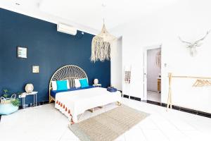 Boho Haven with pool & garden in prime location