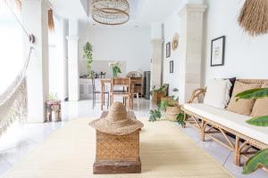 Boho Haven with pool & garden in prime location
