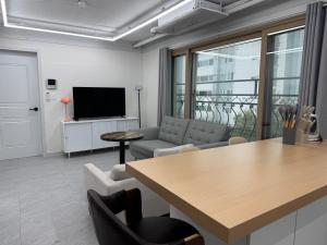 601, Seongsu Station Jungnangcheon Cherry Blossom Road Han River airport bus