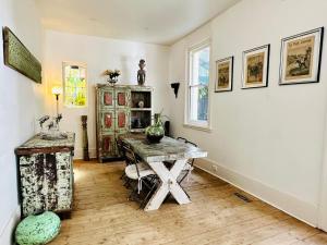 Elwood Eclectic Gem Walk to St Kilda beach - Flexible Home offering 4 or 6 Bedrooms. Contact us Now for Pricing on Request