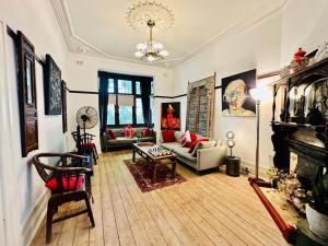 Elwood Eclectic Gem Walk to St Kilda beach - Flexible Home offering 4 or 6 Bedrooms. Contact us Now for Pricing on Request