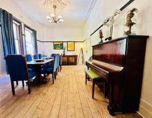 Elwood Eclectic Gem Walk to St Kilda beach - Flexible Home offering 4 or 6 Bedrooms. Contact us Now for Pricing on Request