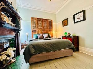 Elwood Eclectic Gem Walk to St Kilda beach - Flexible Home offering 4 or 6 Bedrooms. Contact us Now for Pricing on Request