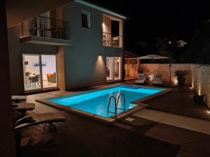 Modern house Luna with pool