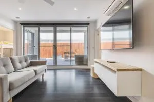 Coastal Getaway with Parking and Steps from the Beach - Edithvale