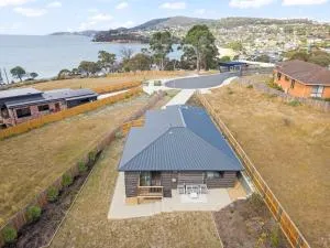 Gorgeous 4 Bedroom House - Blackmans Bay - Tinderbox