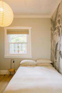 Spacious 4-Bedroom Manly Beach Apartment, Balcony, Bath & Fireplace, 2 Min to Beach