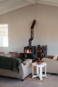 Historic Cottage with private Hiking trails & private waterfront