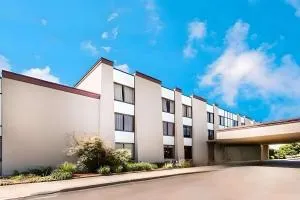 Clarion Hotel - DeWitt