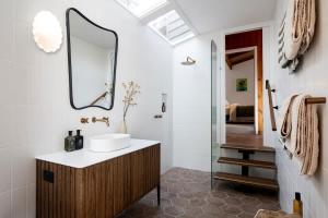 Coastal Tree House- Short Stroll to Beach