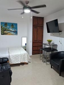 Cozy Studios-Private Entrance- HS Internet-AC-Hot Water-Backup Generator-near the Beach
