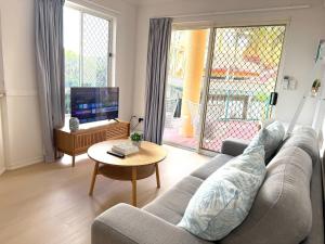 Chevron Island 1BR Apartment - Walk to Surfers - Pool
