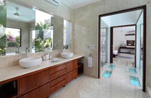 White Canny 5 BR Pool Vila Canggu CYN
