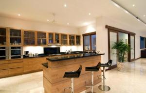 White Canny 5 BR Pool Vila Canggu CYN