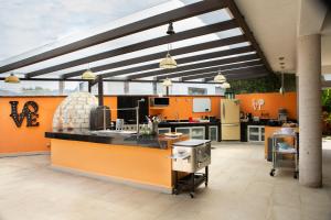 Casa Los Pinos, with a lake view in Avándaro