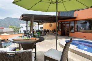 Casa Los Pinos, with a lake view in Avándaro