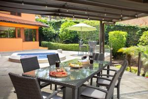 Casa Los Pinos, with a lake view in Avándaro