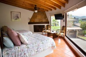 Casa Los Pinos, with a lake view in Avándaro