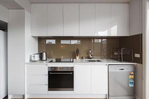 2BR Split Level with FREE Parking Near Puckle St