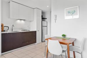 Central 1-Bed Apartment with Secure Parking