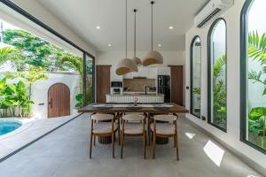 Villa Larente - Elegant 2BR Villa Pool Retreat in Heart of Bingin