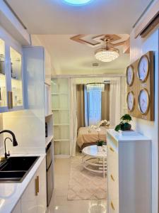 Elegant Staycation Near Mall of Asia with Pool Access