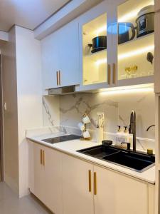 Elegant Staycation Near Mall of Asia with Pool Access