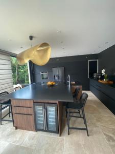 OstalBlanc Belle villa contemporaine avec piscine