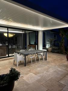 OstalBlanc Belle villa contemporaine avec piscine