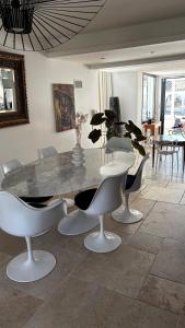 OstalBlanc Belle villa contemporaine avec piscine