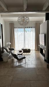OstalBlanc Belle villa contemporaine avec piscine