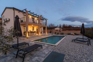 Villa Lumina Divina with Heated Pool near Porec