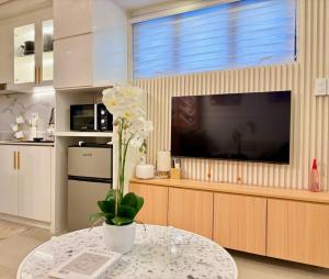 Elegant Staycation Near Mall of Asia with Pool Access