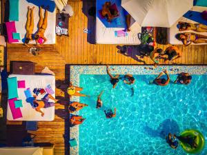 Family Retreat I 500m Beach I King Bed Kitchen I Sleeps 8 AC Pool Patio Gym 3531