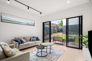 2M 4B Abnb-Style Home in Miranda Nr Westfield & Train with Free Parking