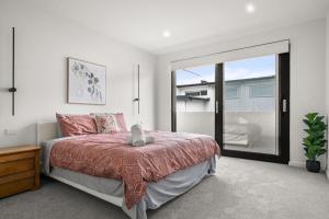 2M 4B Abnb-Style Home in Miranda Nr Westfield & Train with Free Parking