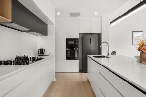 2M 4B Abnb-Style Home in Miranda Nr Westfield & Train with Free Parking