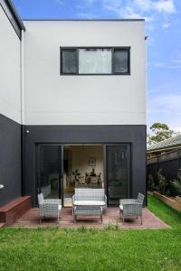 2M 4B Abnb-Style Home in Miranda Nr Westfield & Train with Free Parking