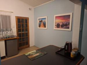 Lovely 1 Queen bed, 1 Sleeper couch Self-catering cottage