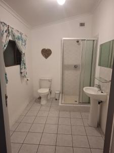 Lovely 1 Queen bed, 1 Sleeper couch Self-catering cottage