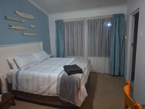 Lovely 1 Queen bed, 1 Sleeper couch Self-catering cottage