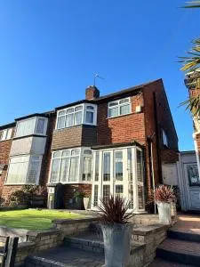 Entire home, 2 double beds, free wifi, near QE - Quinton